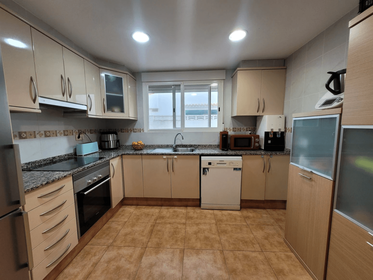 Excelente vivienda independiente a la venta en Zona Helipoli
