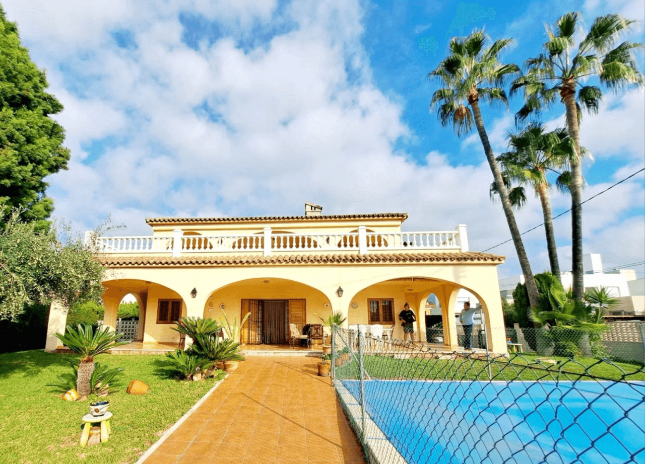 Villa individual con piscina en Zona Gran Avenida