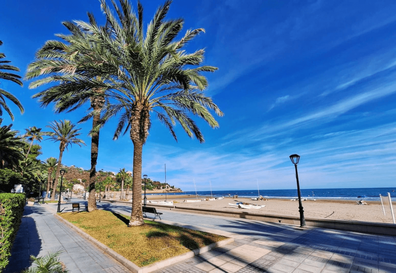 Apartamento primera linea de la playa zona voramar.