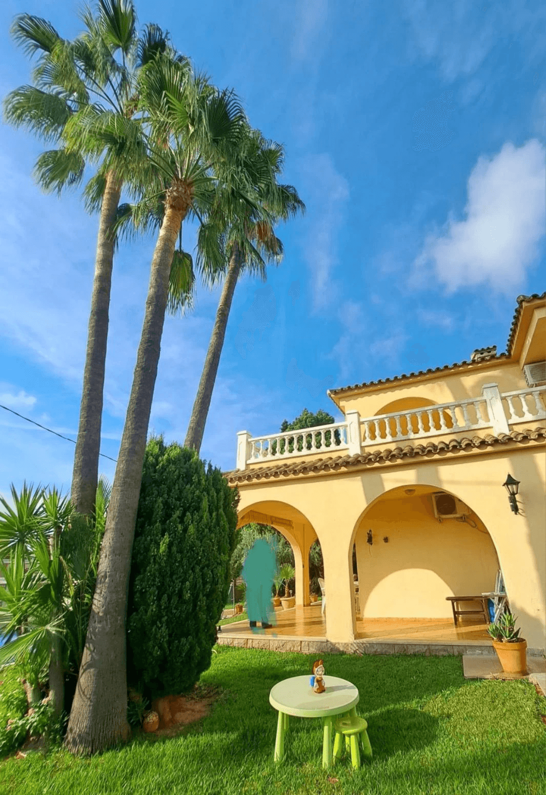 Villa individual con piscina en Zona Gran Avenida