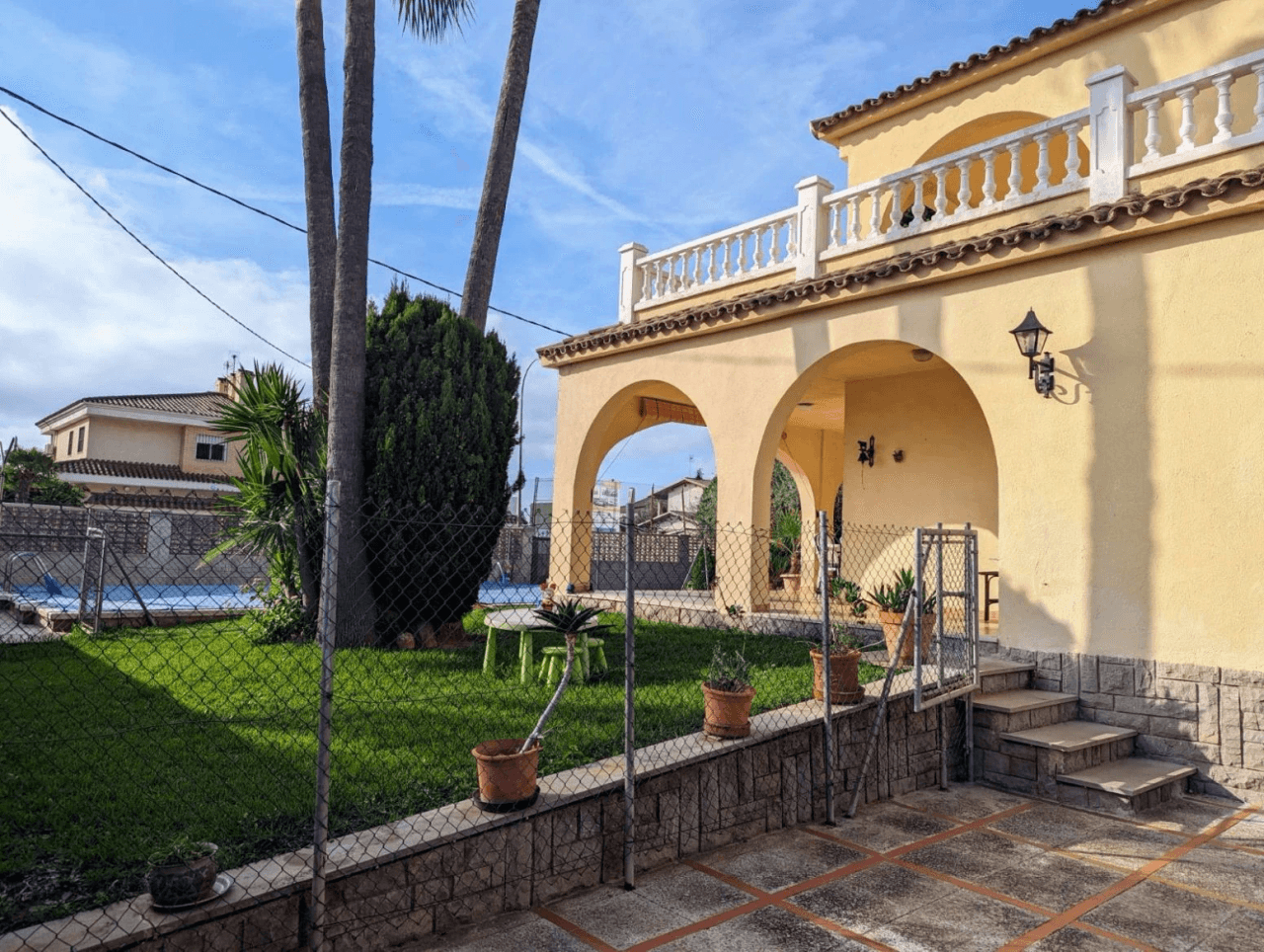 Villa individual con piscina en Zona Gran Avenida