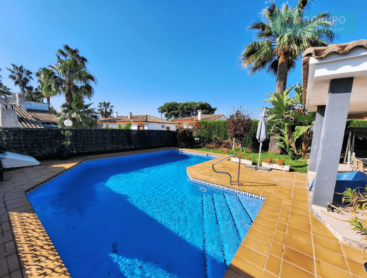 Villa individual con piscina a la Venta en Calle Sigalero, c