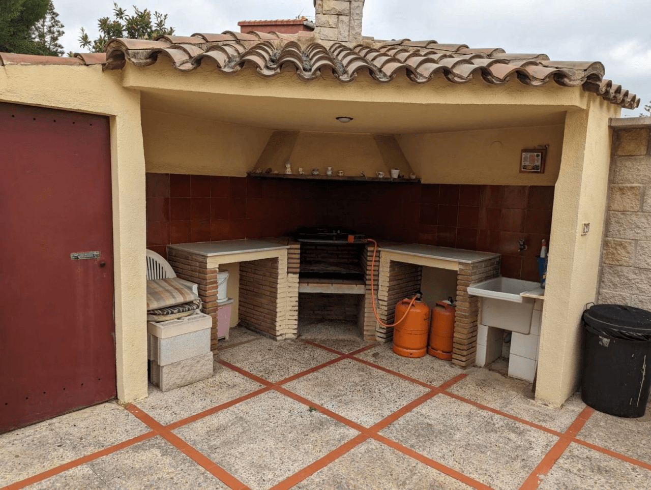 Villa individual con piscina en Zona Gran Avenida