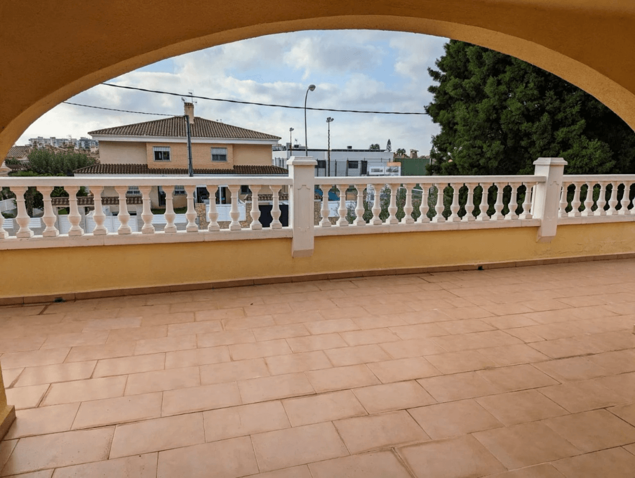 Villa individual con piscina en Zona Gran Avenida