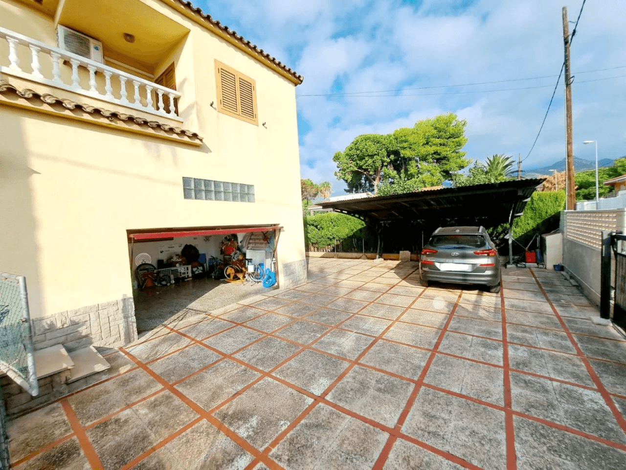 VILLA INDIVIDUAL CON PISCINA EN GRAN AVENIDA