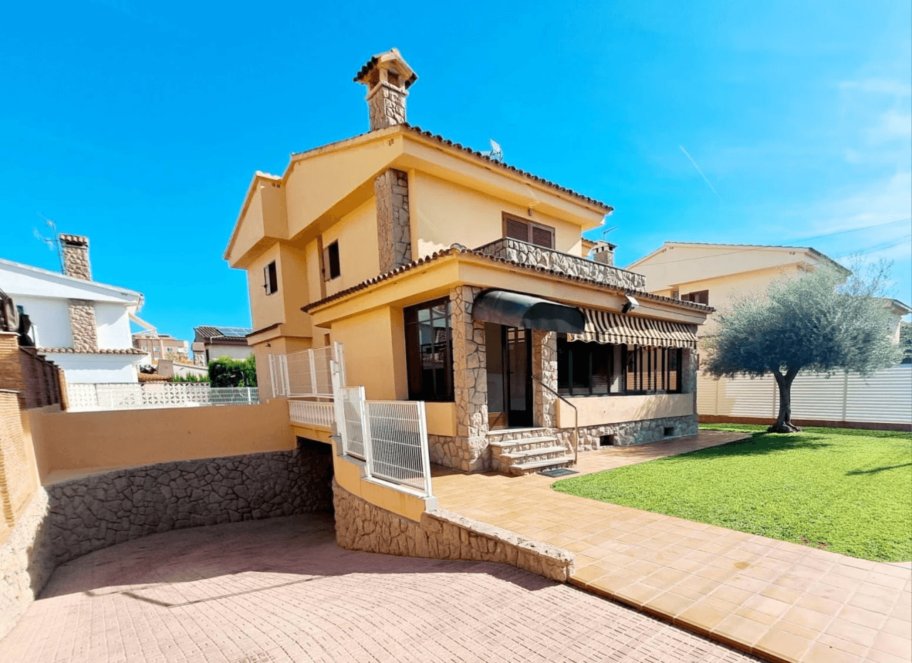 VILLA EN C/ SAN VICENTE. CERCA DEL TORREON Y DEL PUEBLO