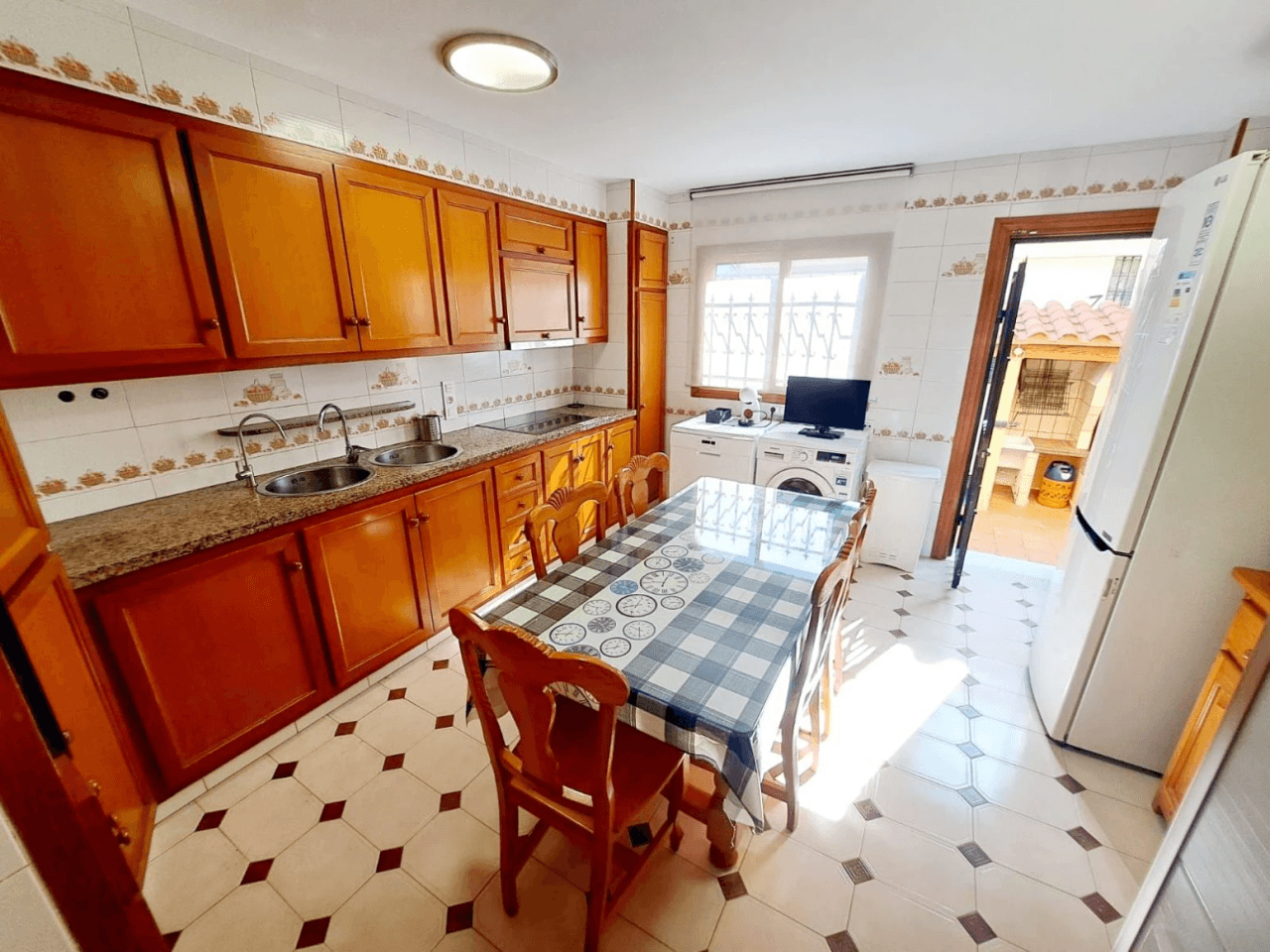 VILLA EN C/ SAN VICENTE. CERCA DEL TORREON Y DEL PUEBLO