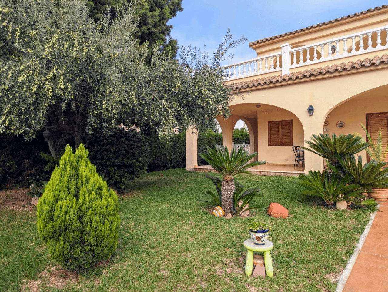 VILLA INDIVIDUAL CON PISCINA EN GRAN AVENIDA