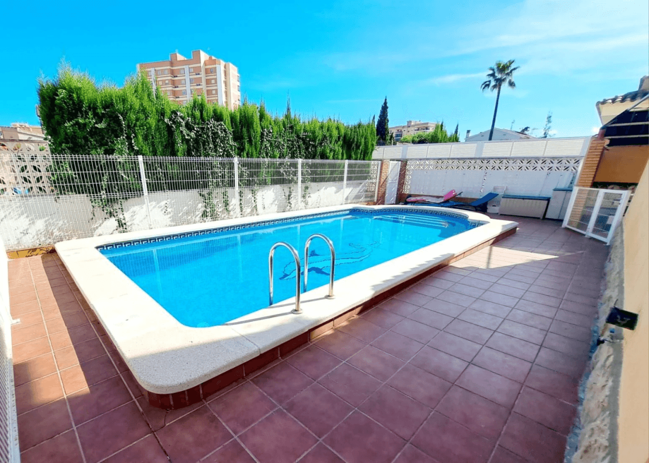 VILLA EN C/ SAN VICENTE. CERCA DEL TORREON Y DEL PUEBLO